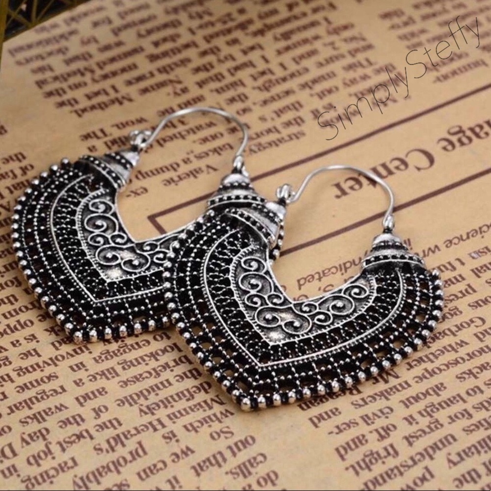 Heart Shaped Silver Boho Chic Earrings NEW - Picture 2 of 4